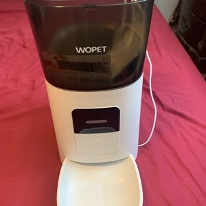 Automatic pet feeder. No box